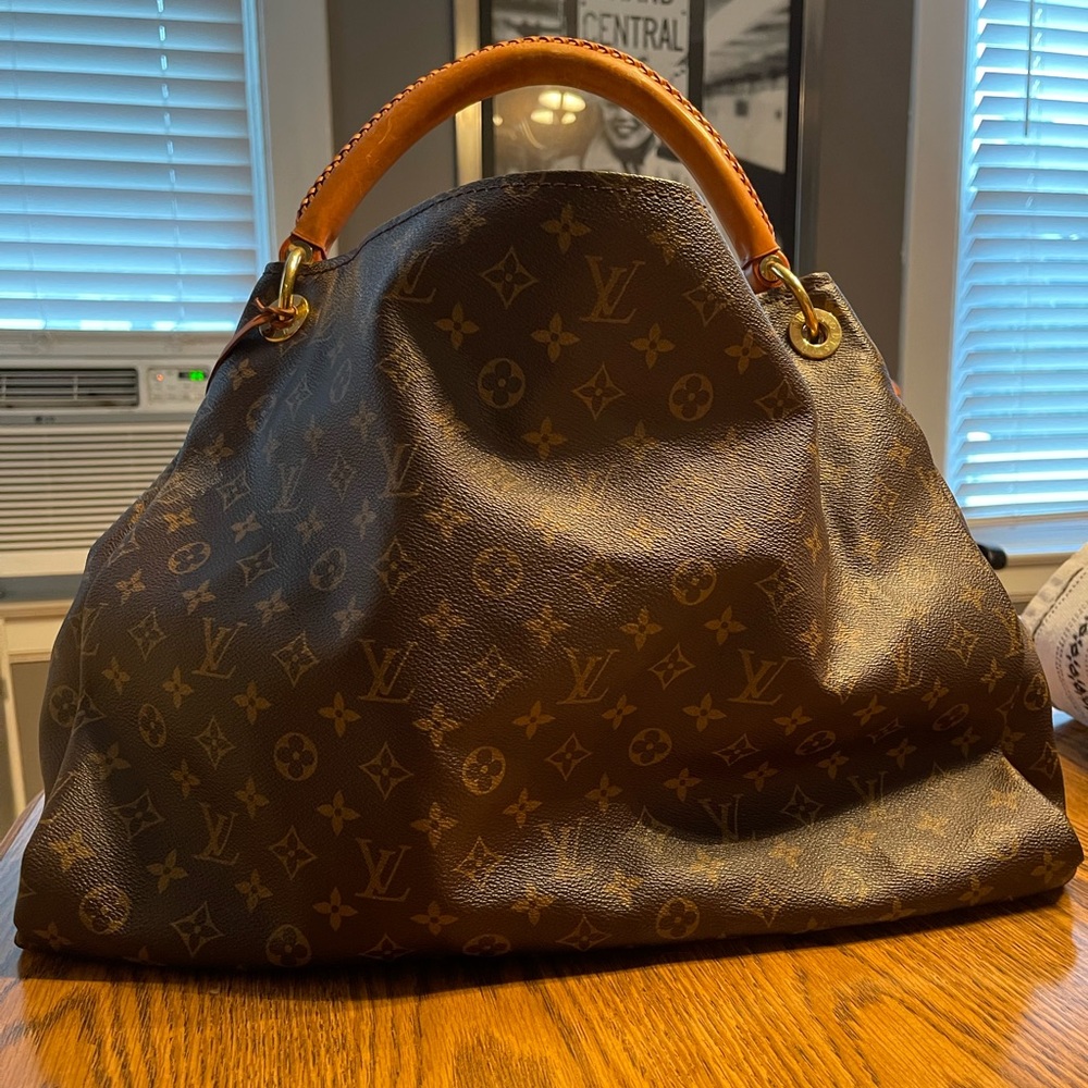 Authentic Louis Vuitton Artsy GM Tote **retired bag** - Picture 2 of 11